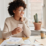 femme avec téléphone dans la main